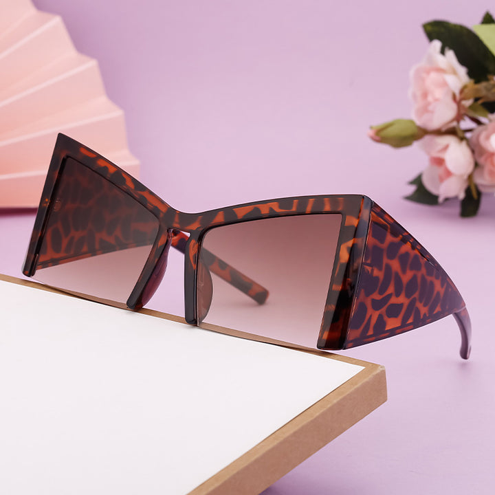 Dame futuristisk solbrille med markant vinkelramme Luvikno