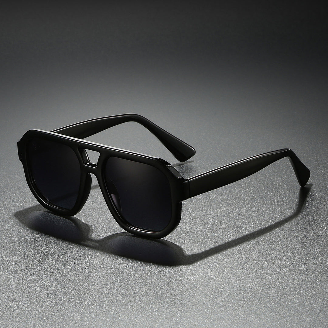Dame solbrille i moderne urban design med bred kant Luvikno