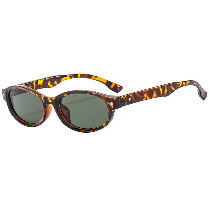 Dame moteriktig solbrille med elegant ramme Luvikno