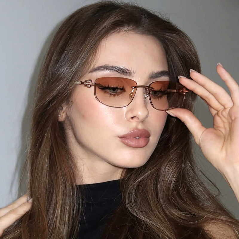 Dame elegant halvramme-briller med luksuriøs metallramme og transparente glass Luvikno