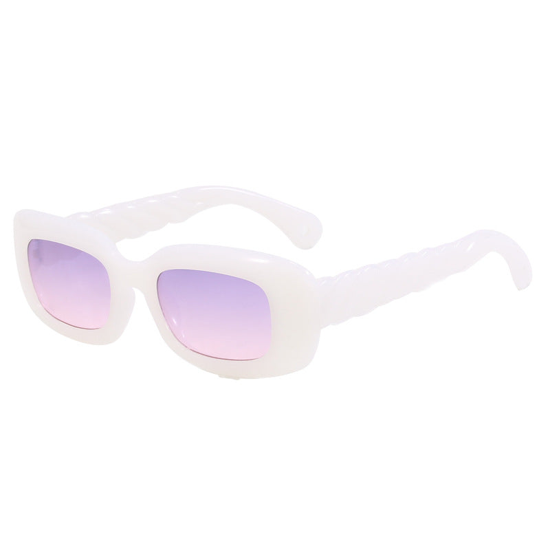 Dame moteriktig firkantet solbrille med unikt vridd stangdesign Luvikno