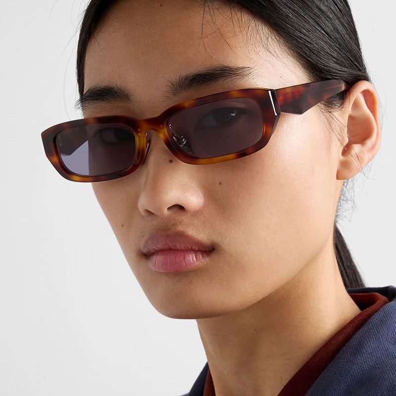 Dame moteriktig solbrille med stilfull, rektangulær ramme Luvikno