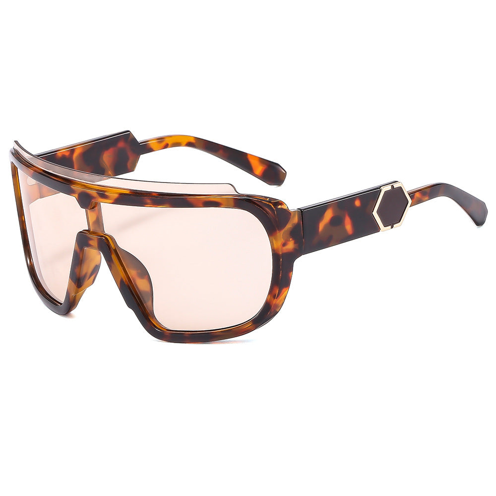 Dame sporty solbriller med futuristisk design og bred front Luvikno