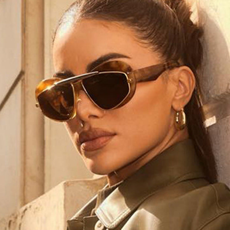 Dame futuristisk solbrille med elegant ramme Luvikno