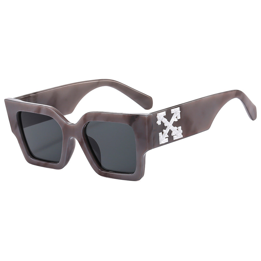 Dame designer solbrille med iøynefallende geometrisk ramme Luvikno