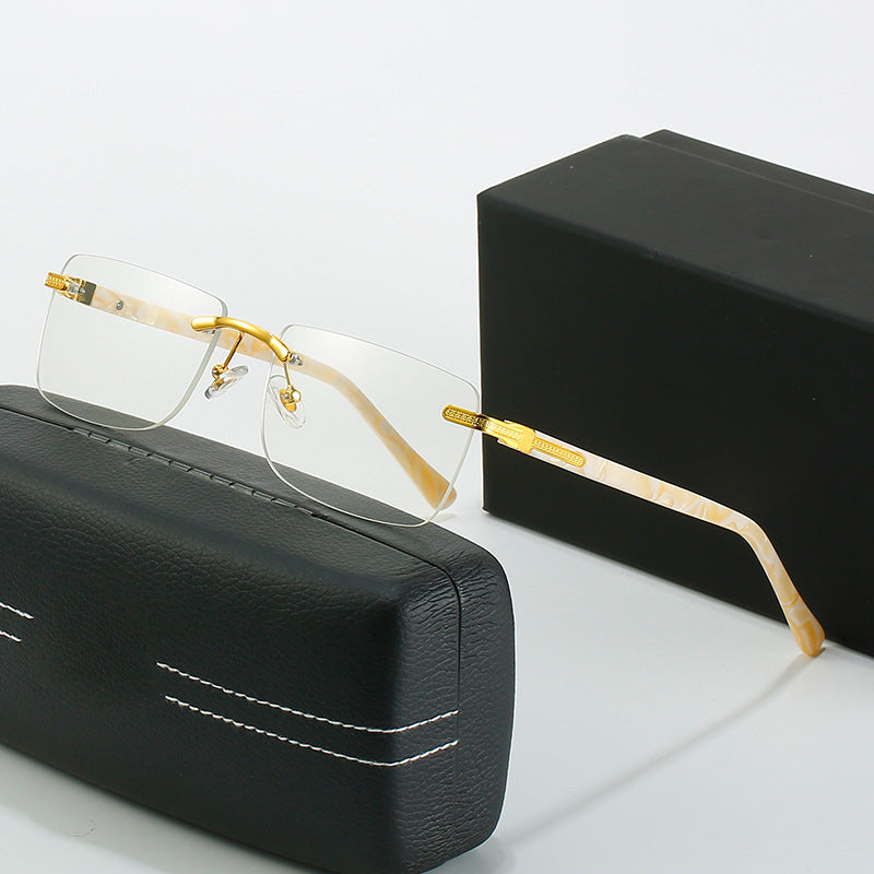 Dame moteriktig solbrille med stilren, firkantet ramme og elegante metallkanter Luvikno
