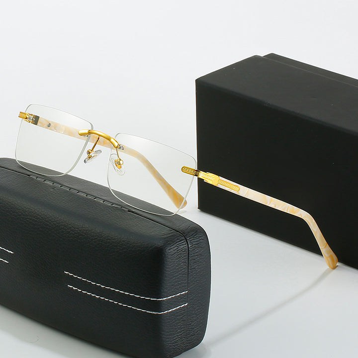 Dame moteriktig solbrille med stilren, firkantet ramme og elegante metallkanter Luvikno