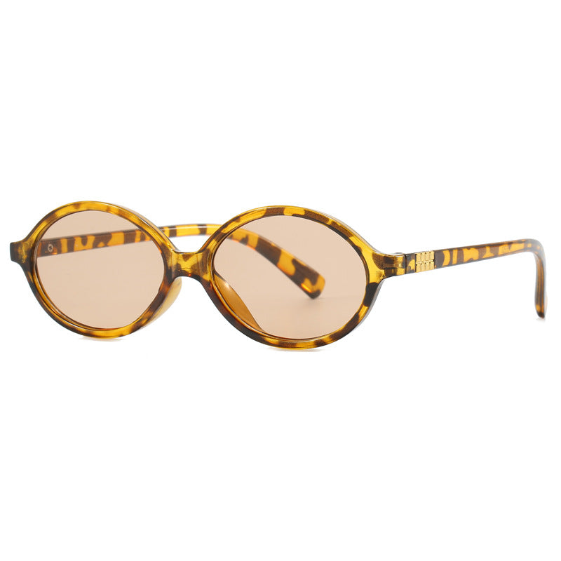 Dame moteriktig solbrille med oval ramme og gyldne detaljer Luvikno