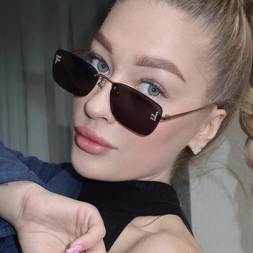 Dame kvadratisk solbrille med elegant gullramme og stilige linser Luvikno