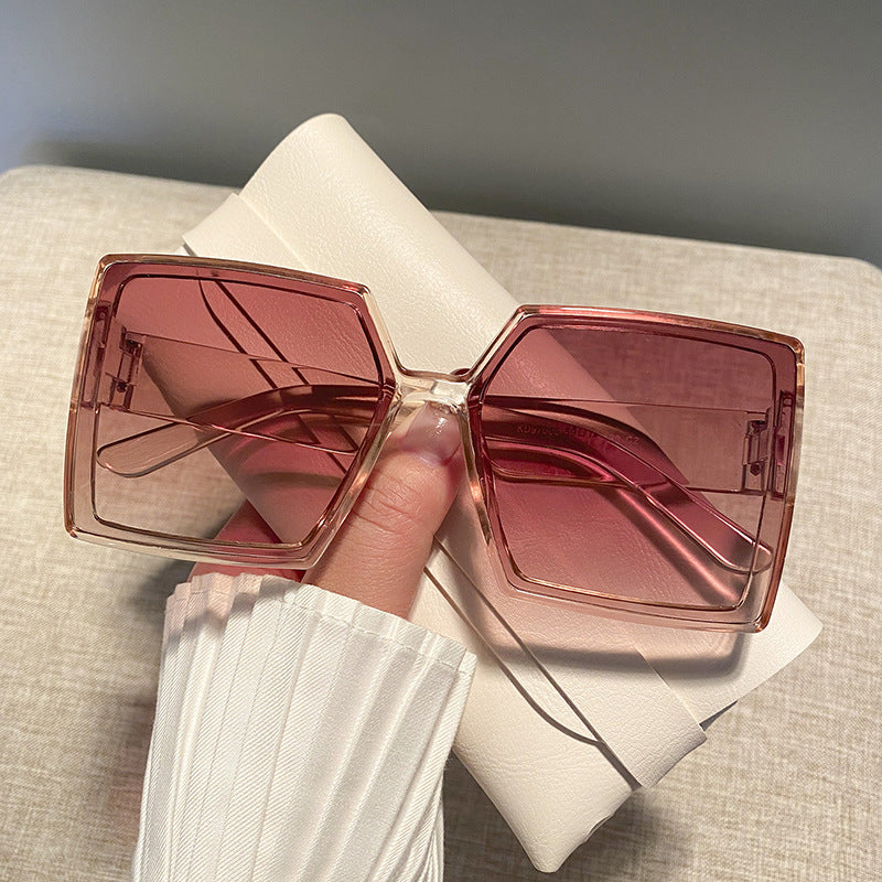 Dame kvadratisk solbrille med robust ramme og stillegant design Luvikno