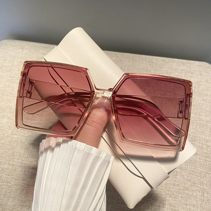 Dame kvadratisk solbrille med robust ramme og stillegant design Luvikno