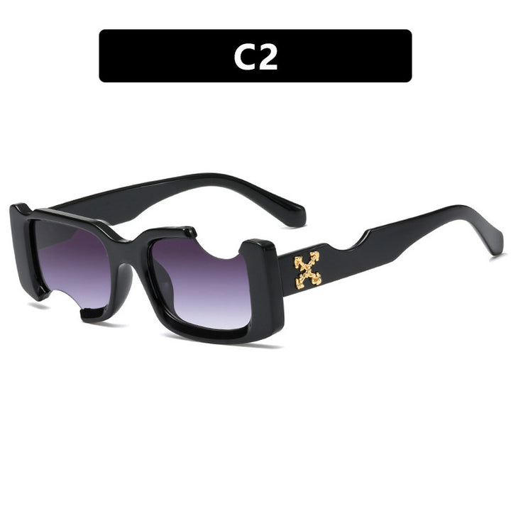 Dame moteriktig solbrille med markant design og robust plastramme Luvikno
