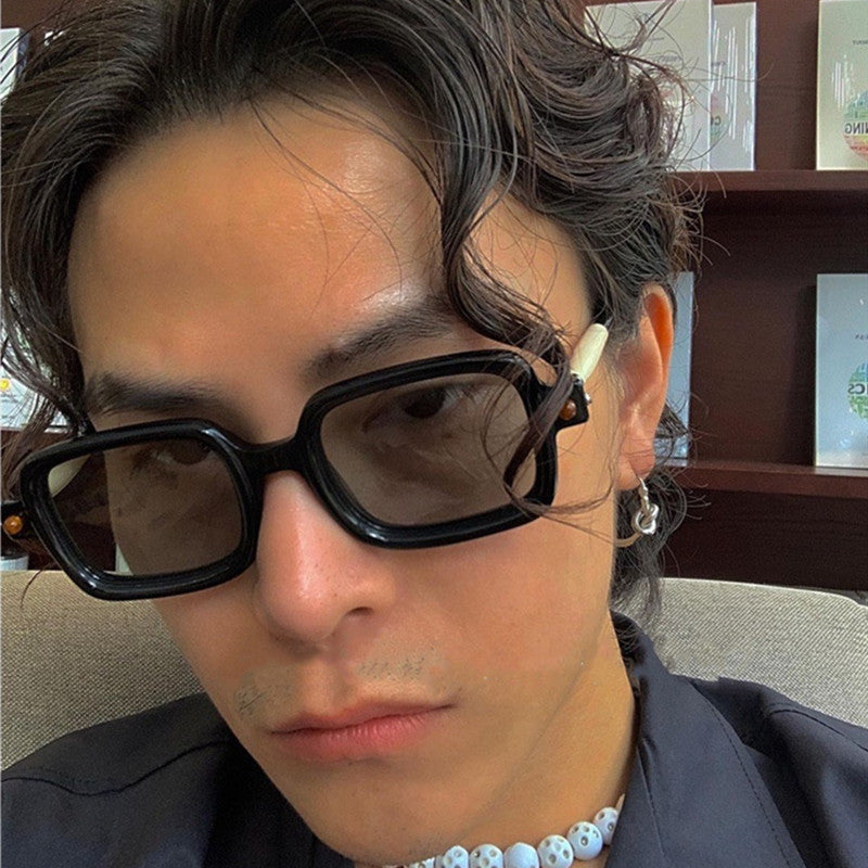 Dame firkantet solbrille med trendy ramme og komfortabel passform Luvikno