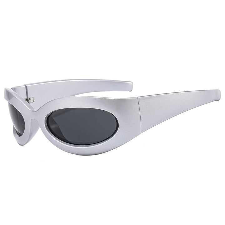 Dame moteriktig solbrille med oval ramme og moderne finish Luvikno