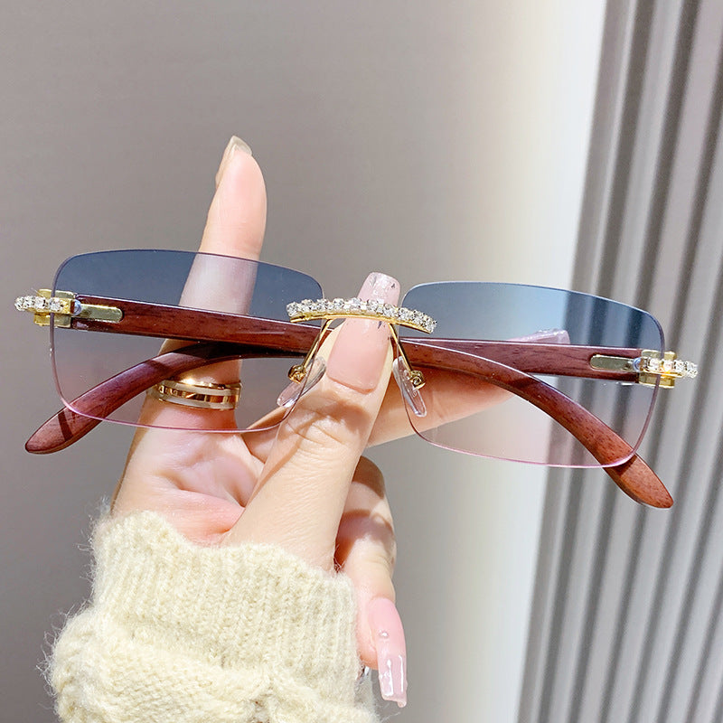Dame elegant solbrille med unik ramme Luvikno