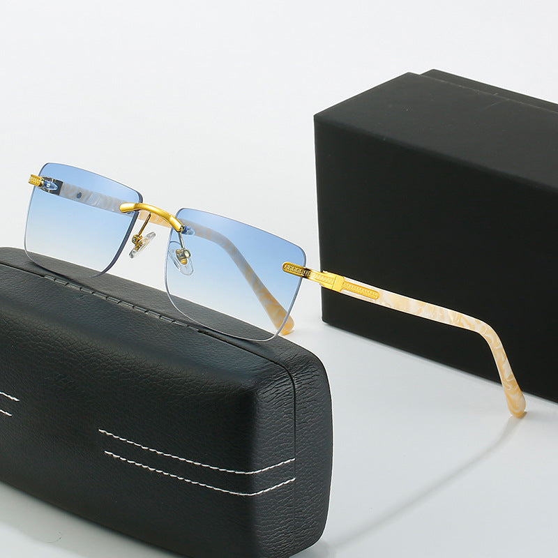 Dame moteriktig solbrille med stilren, firkantet ramme og elegante metallkanter Luvikno