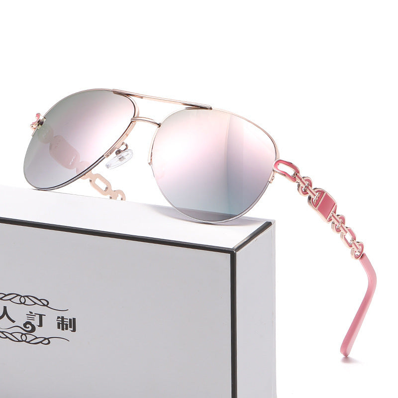 Dame aviator solbrille med moteriktig kjededetalj Luvikno