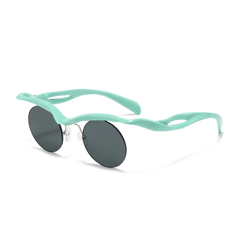 Dame moteriktig solbrille med innovativ ramme Luvikno