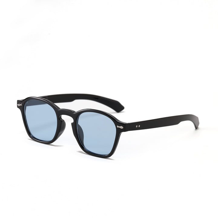 Dame moteriktig solbrille med innovativt design og matt plastikkramme Luvikno