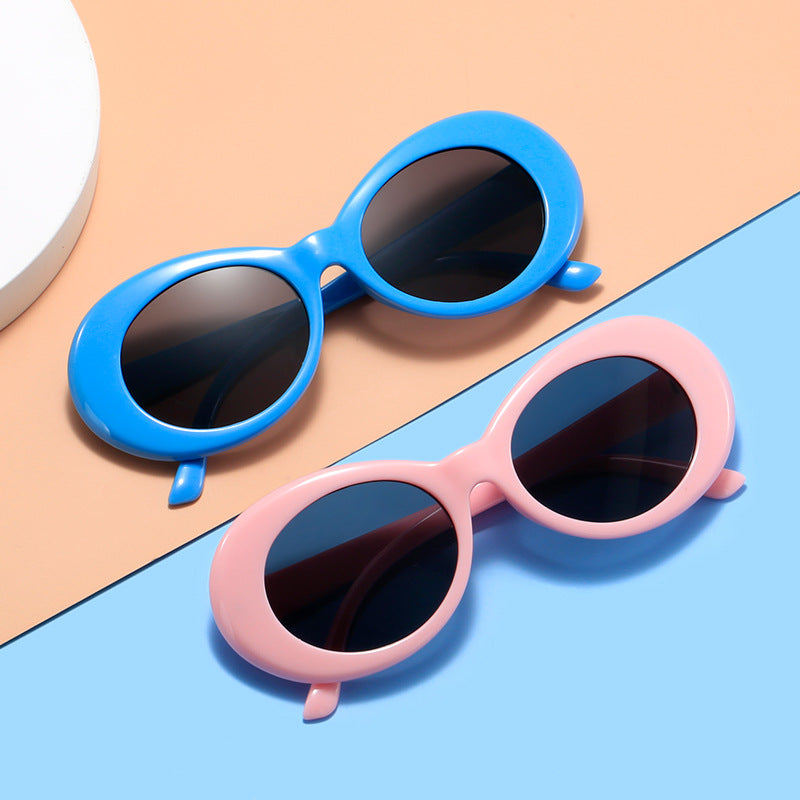 Dame retro-inspirerte solbriller med en elegant, oval ramme Luvikno