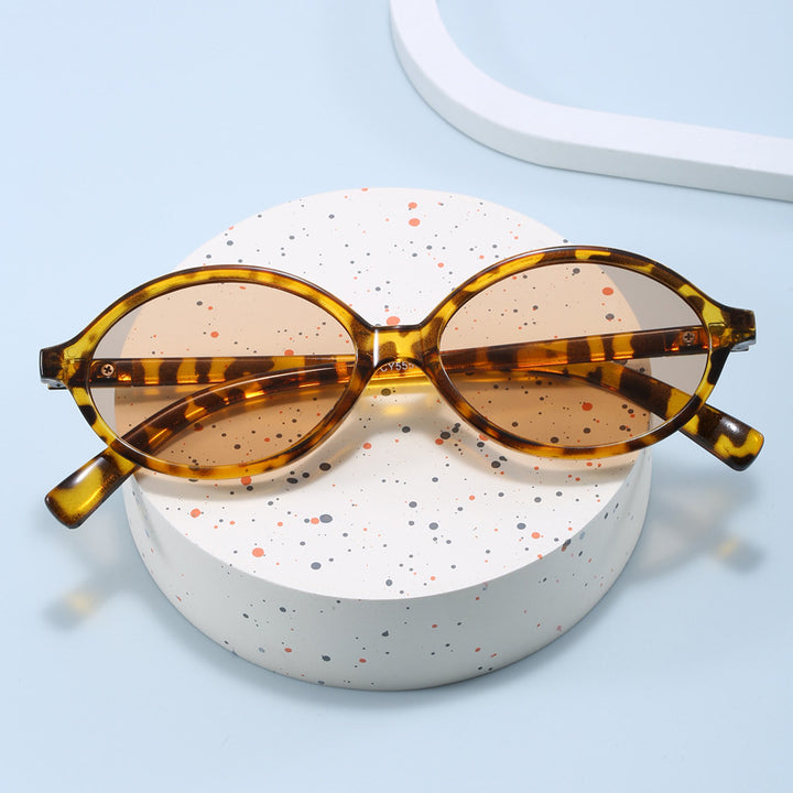 Dame moteriktig solbrille med oval ramme og gyldne detaljer Luvikno