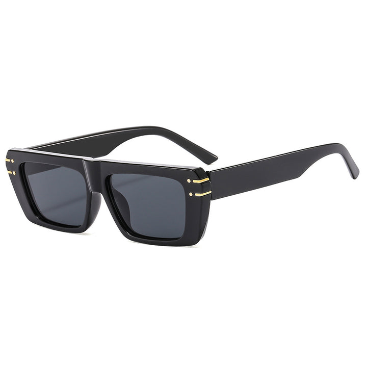 Dame moteriktig kvadratisk solbrille med glitrende akenter Luvikno