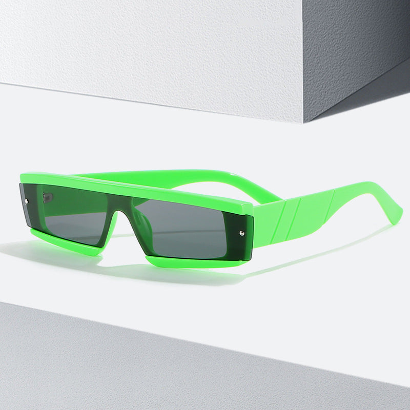 Dame futuristiske solbriller i kantete design Luvikno