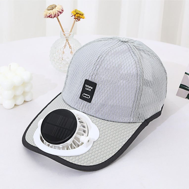 Ventilert baseball cap med integrert solfan i visiret og pustende nett Luvikno