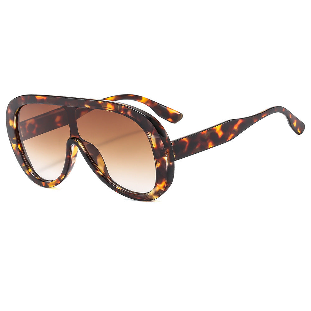 Dame moteriktig solbrille med bred ramme Luvikno
