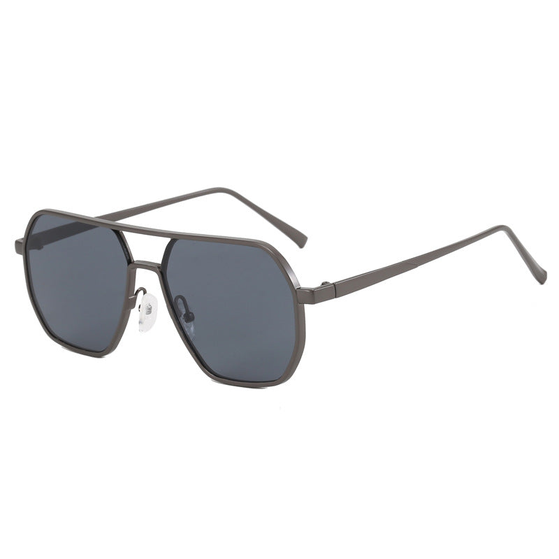 Dame trendy solbrille med moderne geometrisk ramme Luvikno