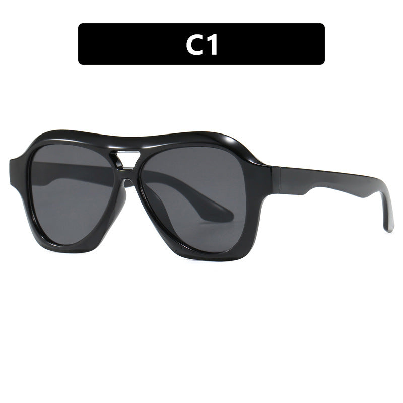 Dame moterik solbrille i innovativ design med bred ramme Luvikno