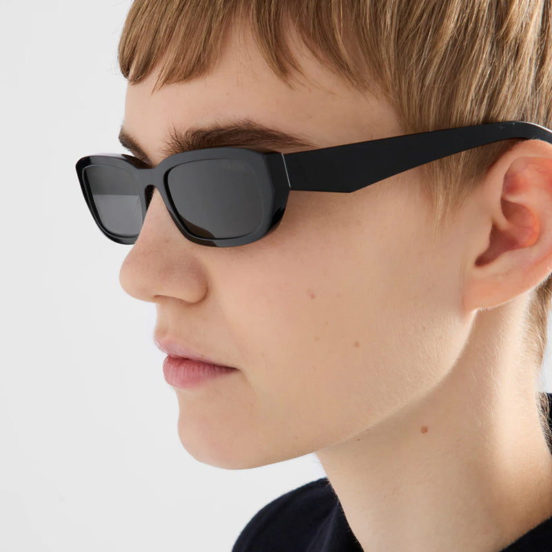 Dame moteriktig solbrille med stilfull, rektangulær ramme Luvikno