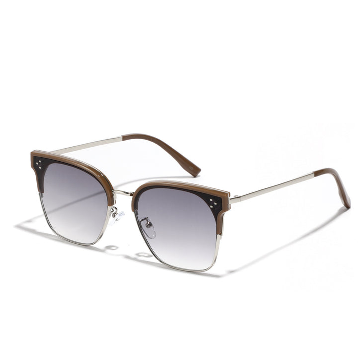 Dame moteriktig solbrille med markant design og kontrastfylt ramme Luvikno