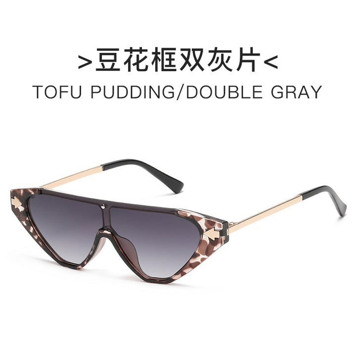 Dame futuristisk solbrille med markant design Luvikno