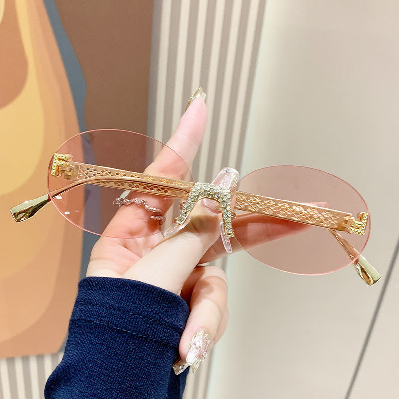 Dame solbrille med glitrende ramme og ovale glass Luvikno