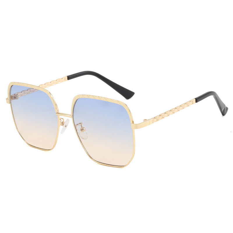 Dame moteriktig solbrille med firkantet ramme og stilige detaljer Luvikno