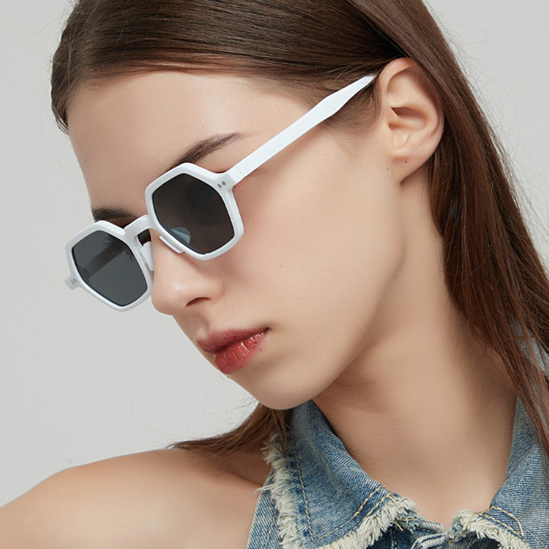 Dame heksagonal solbrille i moderne design med beskyttende linser Luvikno