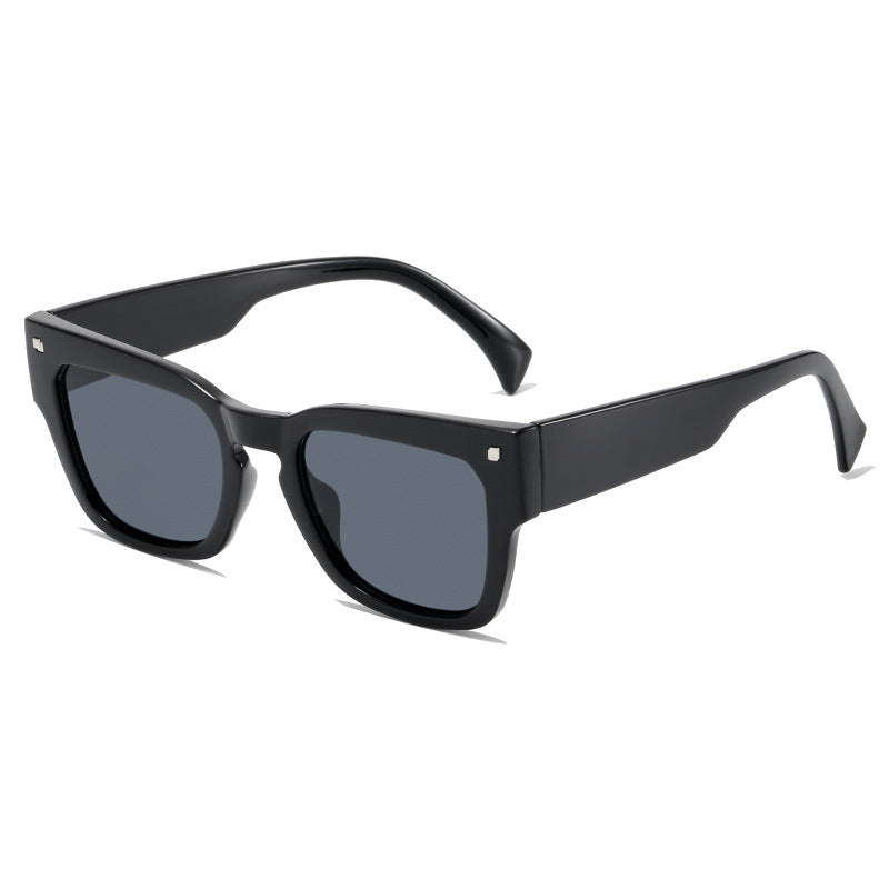 Dame moteriktig solbrille i trendy kvadratisk design Luvikno