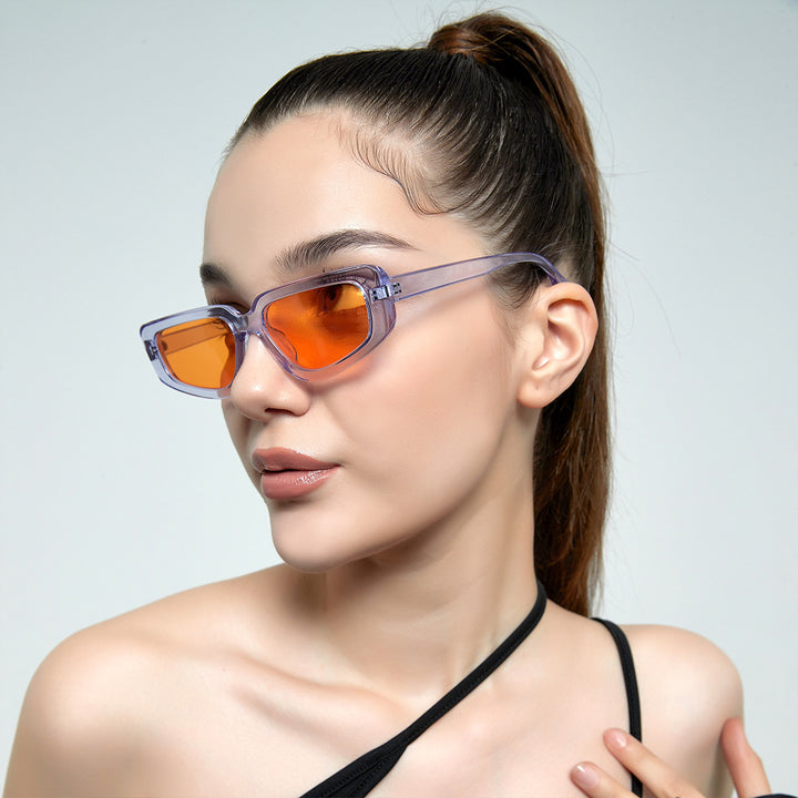 Dame moteriktig kvadratisk solbrille med moderne høyglanset plastramme Luvikno