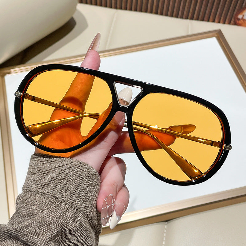 Dame solbrille i ekstravagant design med markante glass Luvikno