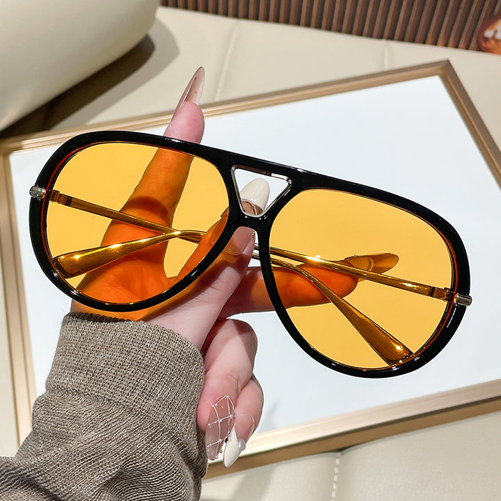 Dame solbrille i ekstravagant design med markante glass Luvikno