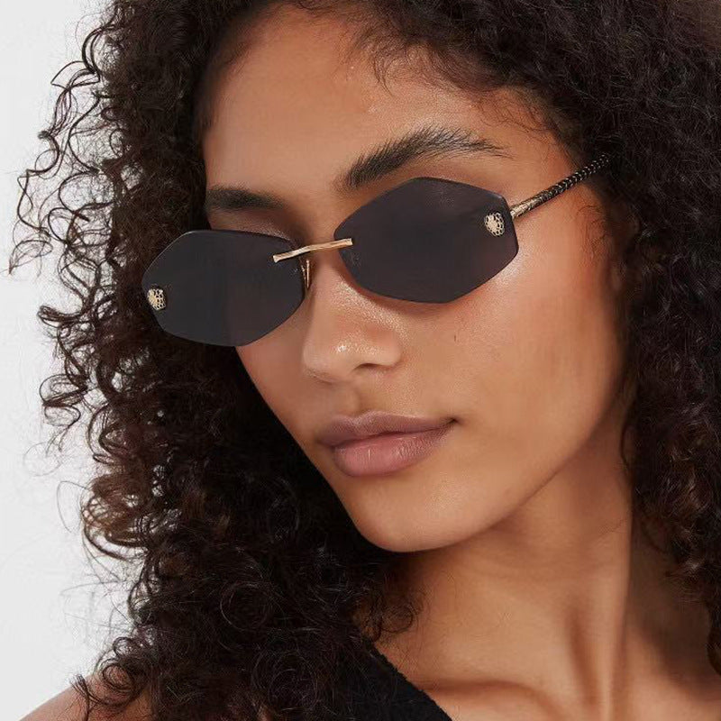Dame geometrisk solbrille i moderne design med elegant metallramme Luvikno
