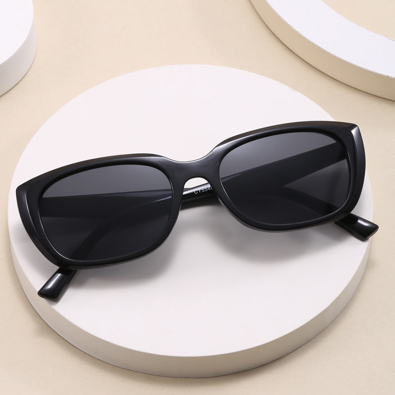 Dame trendy cat-eye solbriller i minimalistisk design Luvikno