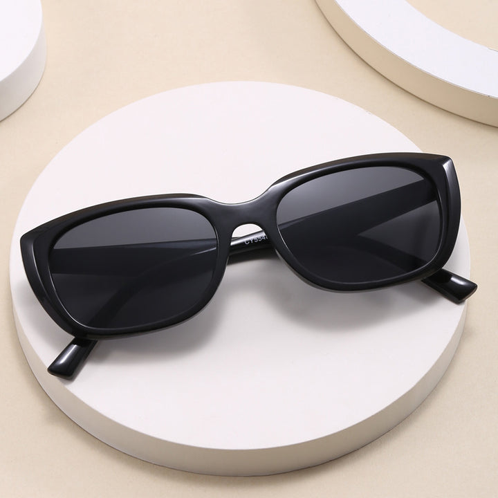 Dame trendy cat-eye solbriller i minimalistisk design Luvikno