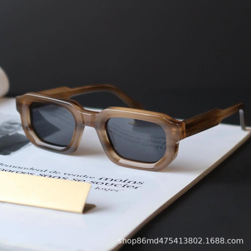 Dame solbrille i moderne geometrisk design fra Luvikno