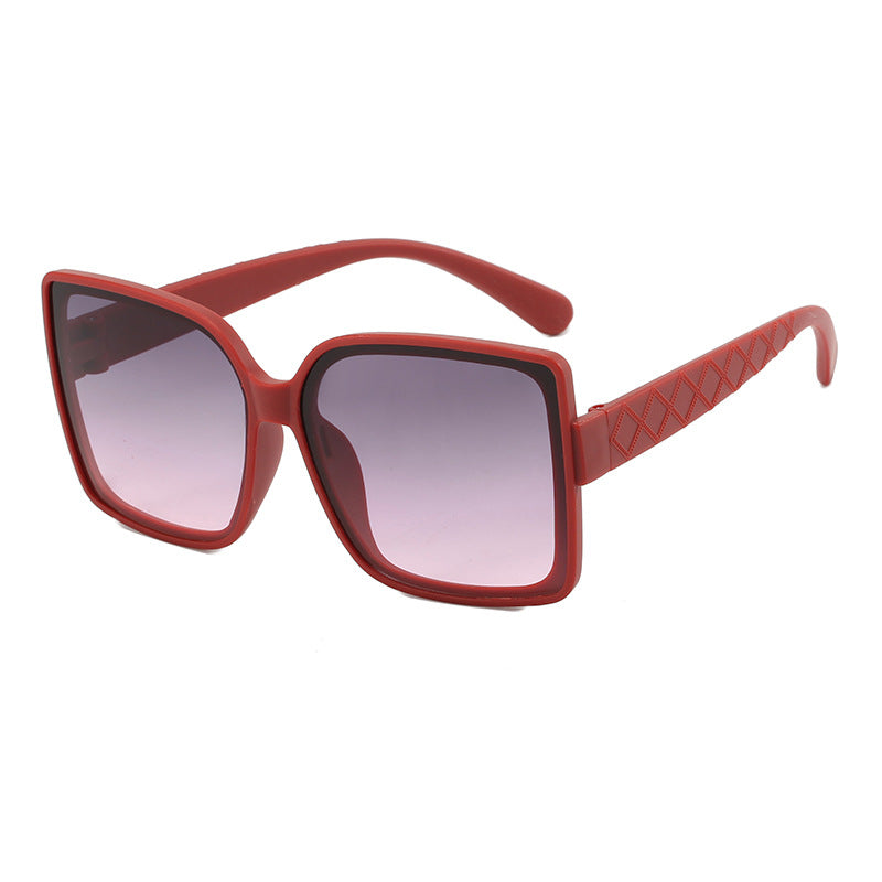 Dame moteriktig kvadratisk solbrille med elegant ramme Luvikno