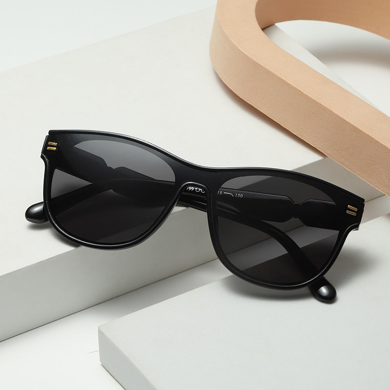 Dame moteriktig solbrille med unik ramme Luvikno