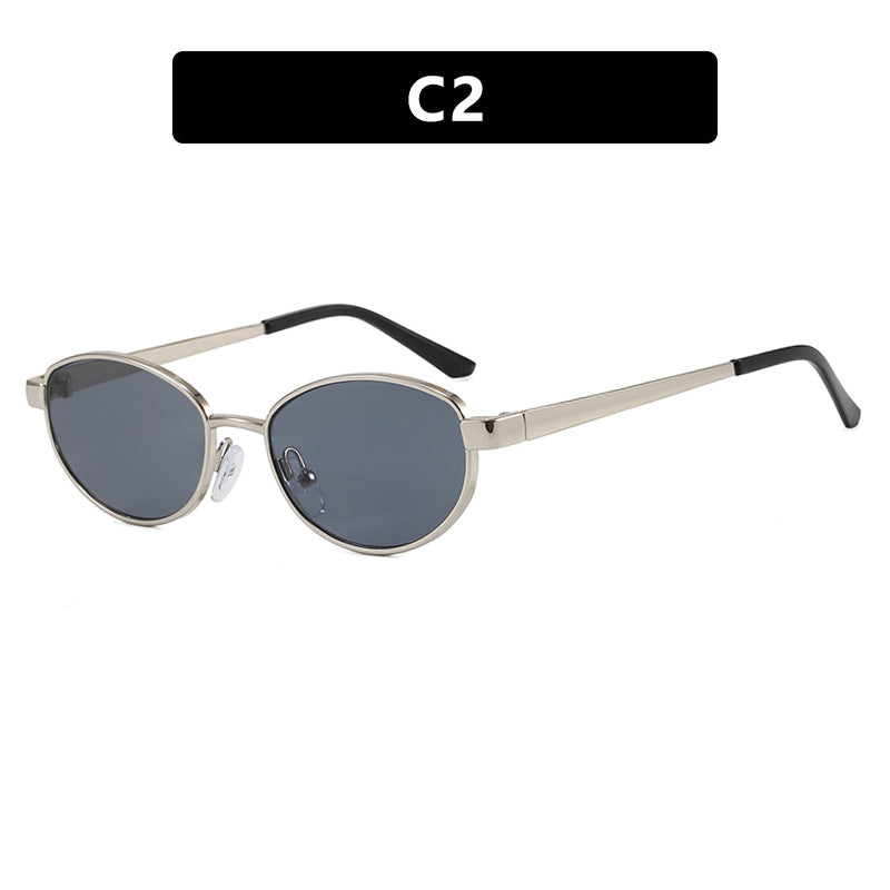 Dame moteriktig solbrille i elegant oval design med ramme i høykvalitets metall Luvikno