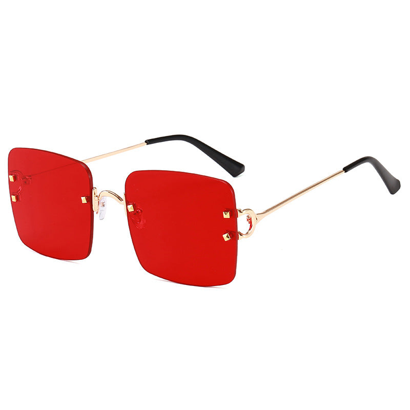 Dame kvadratisk solbrille med elegant metallramme og robuste glass Luvikno