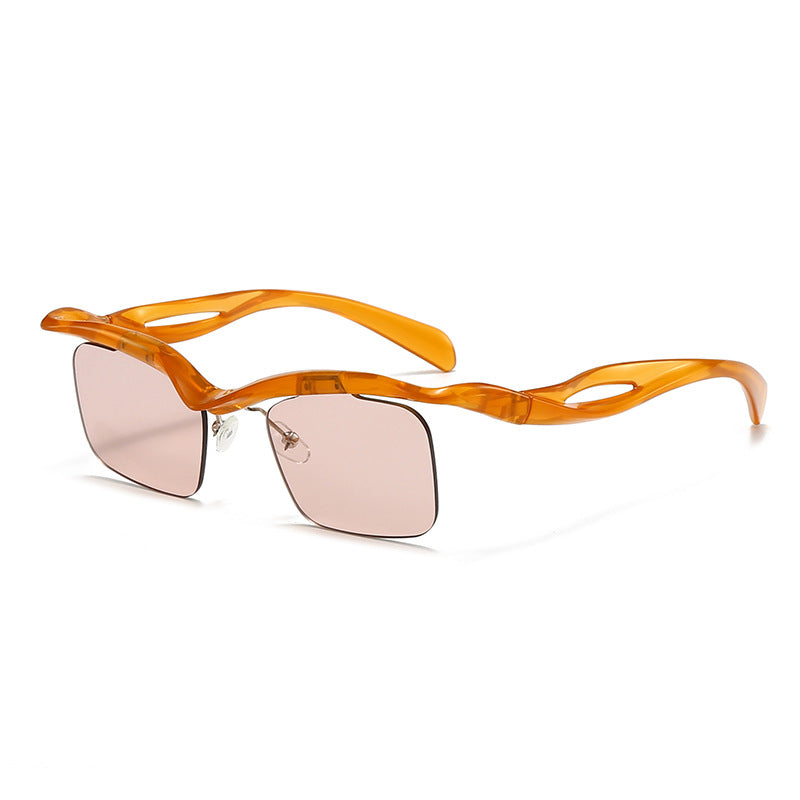 Dame moteriktig solbrille med innovativ ramme Luvikno